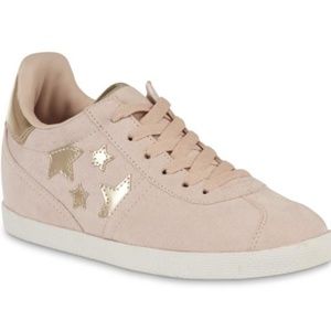 Womens  SNEAKERS Sz  8 Médium  width.